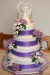 Bílo-fialový svatební dort s hortenziemi, fréziemi, bouvardiemi a eustomou